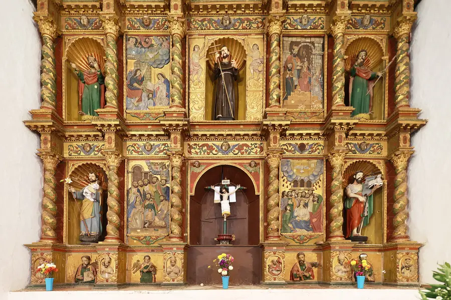 Retablo dorado con santos en nichos, en la iglesia de Oxkutzcab